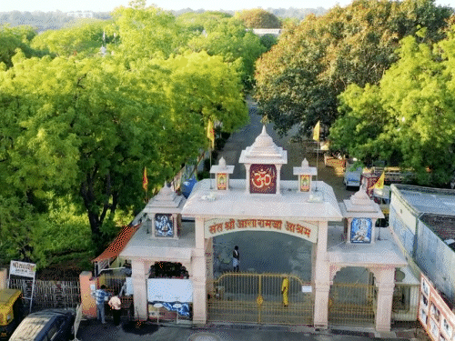 45,000 वर्ग मीटर से अधिक की जमीन पर फैला है आश्रम।