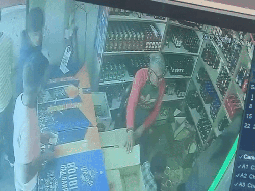 चोर ने दुकान के गल्ले से 28 हजार रुपए निकाल लिए।