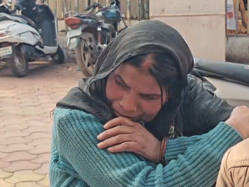 बेटी की आत्महत्या के बाद रिया की मां अस्पताल के बाहर रोते-बिलखते दिखी।