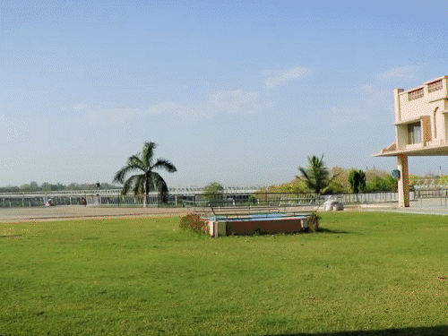 आसाराम ने यहां 1972 में एक कुटिया बनाई थी, जिसे 'मोक्ष कुटिया' कहा जाता था।