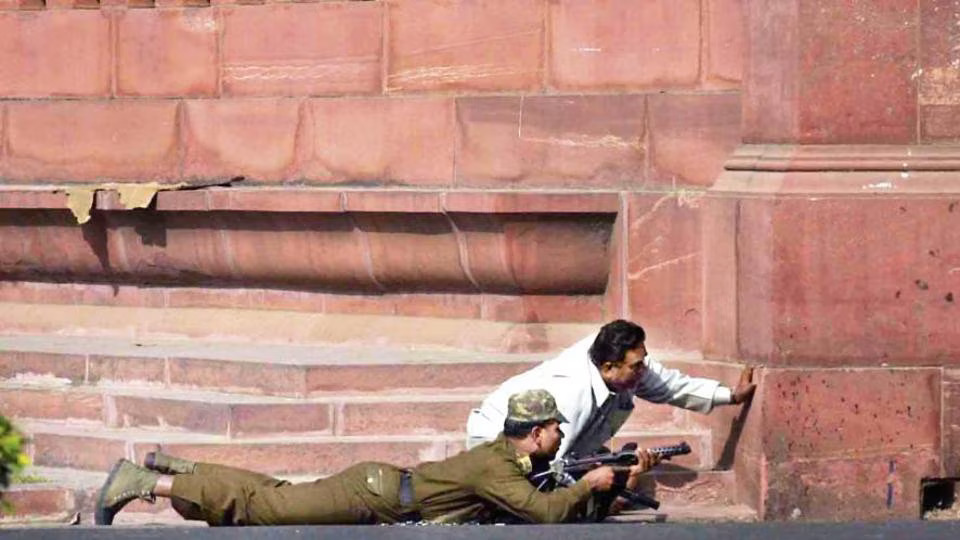 हमले से आधे घंटे पहले संसद के दोनों सदन स्थगित कर दिए गए थे। हालांकि करीब 100 से ज्यादा सांसद हमले के समय अंदर मौजूद थे।