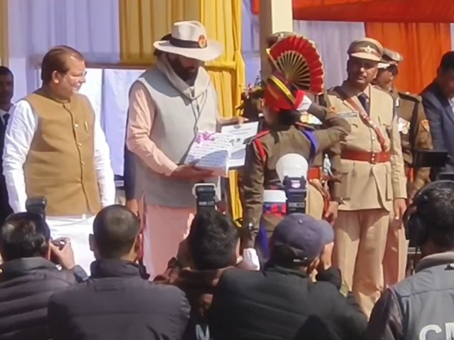 करनाल में एक वार्डन को सम्मानित करते सीएम नायब सैनी