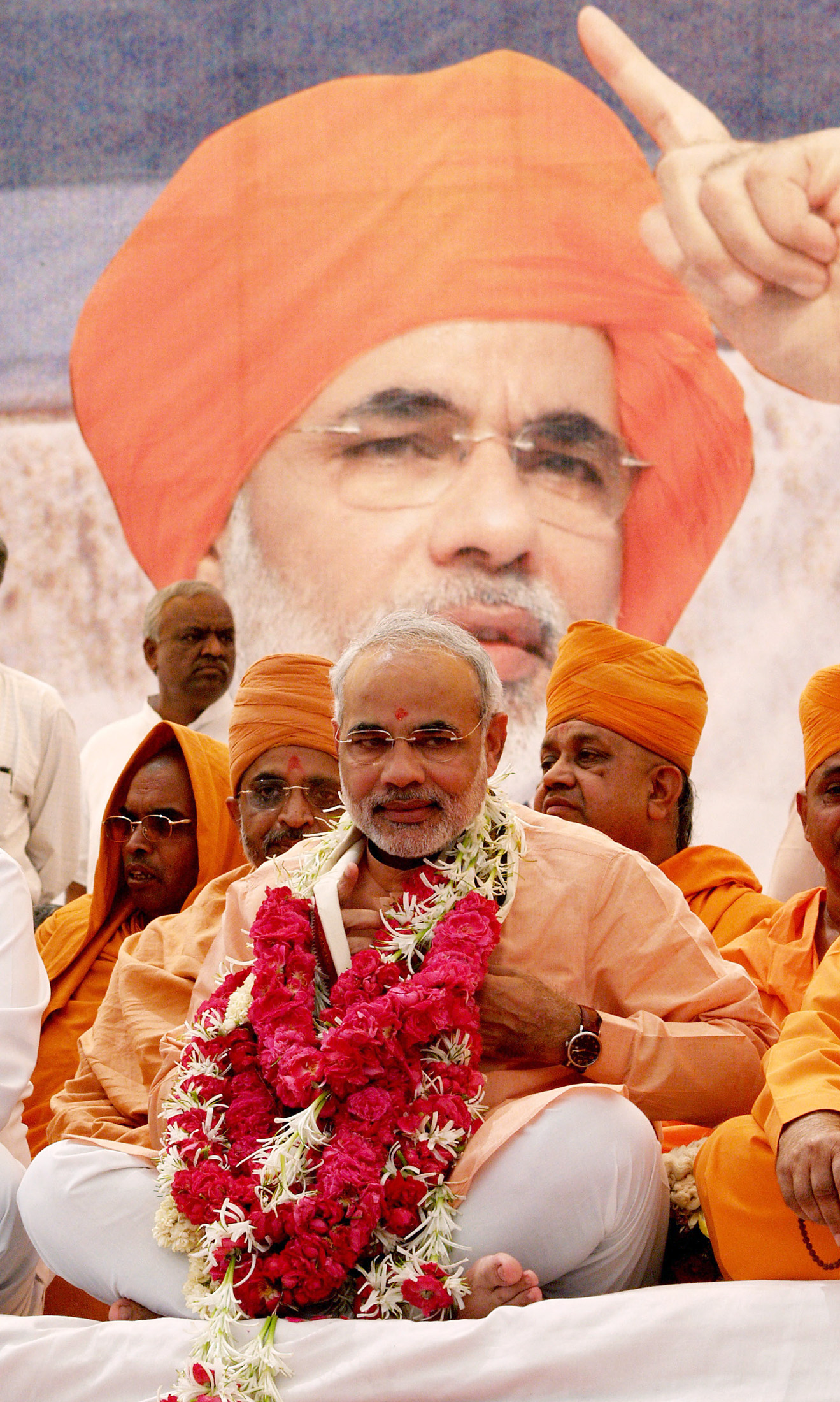 नरेंद्र मोदी ने पुजारियों का आशीर्वाद लेकर 51 घंटे का अनशन शुरू किया था।