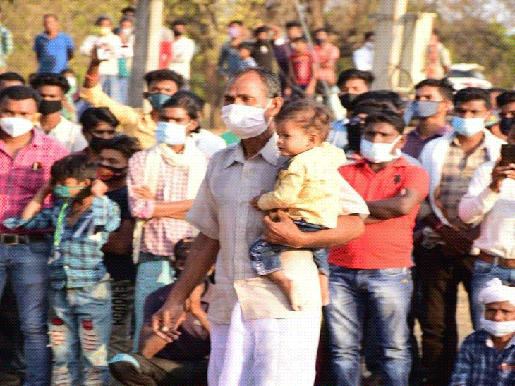 ये तस्वीर साल 2021 की है। जब शहीद जवानों का शव उनके गांव पहुंचा था।