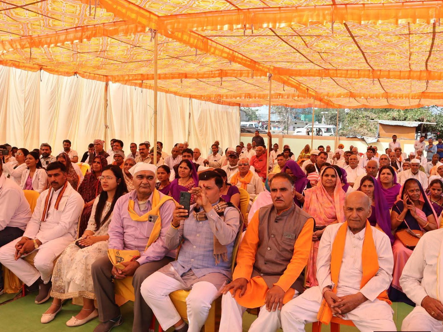 धामंदा गांव में आयोजित कार्यक्रम में बड़ी संख्या में ग्रामीण मौजूद थे।