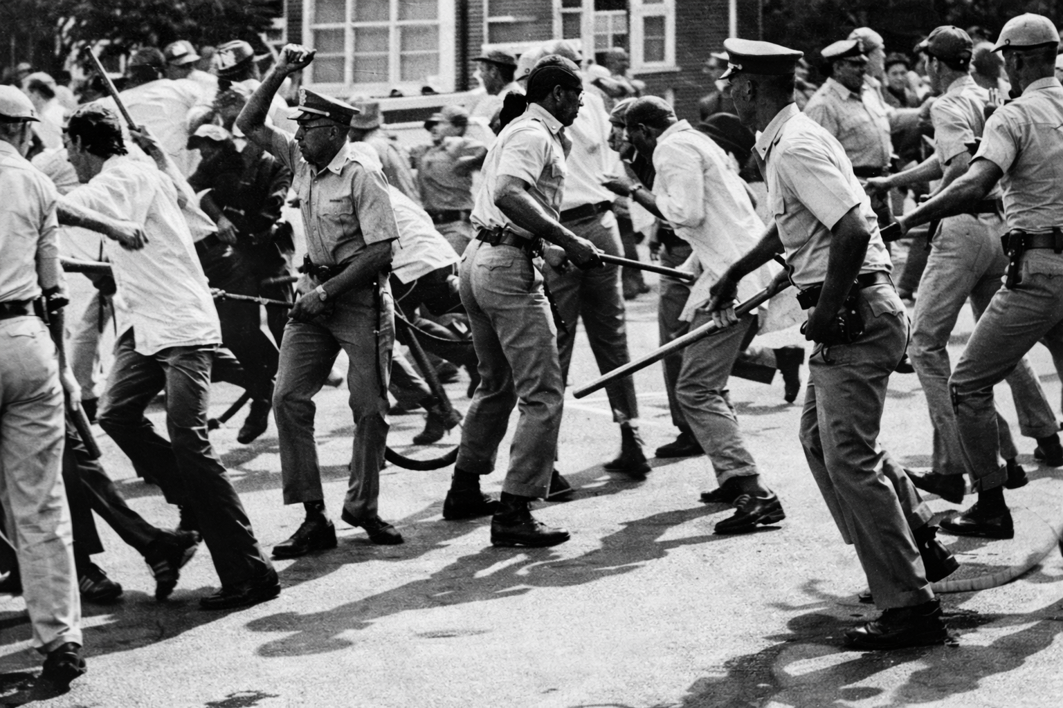 सदन में विवाद के बाद पुलिस लाठीचार्ज करते हुए।