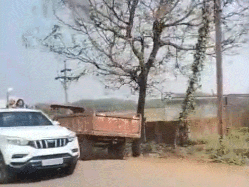 कार के विंडो पर लड़कियां भी लटकती हुई नजर आईं।