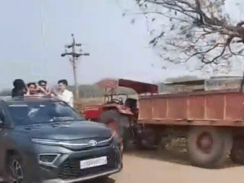 स्वामी आत्मानंद इंग्लिश मीडियम स्कूल की फेयरवेल पार्टी में स्टूडेंट्स कार से स्टंट करते पहुंचे थे।