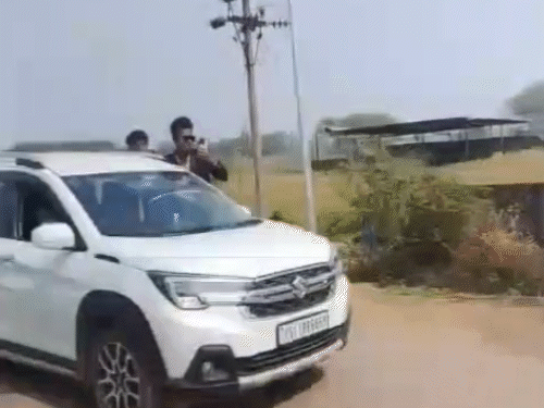 रास्ते भर स्टूडेंट्स स्टंट करते हुए वीडियो बनाते रहे।