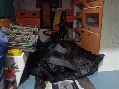 शवों को पॉलिथिन में बटोरना पड़ा