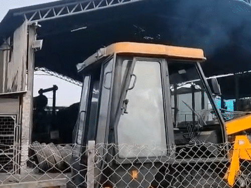 प्लांट में हादसे वाली जगह से जेसीबी के जरिए मशीनों को हटाया गया।