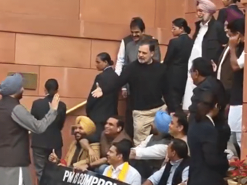 राहुल गांधी ने रवनीत बिट्‌टू को कहा- हेलो भाई, मेरा गद्दार दोस्त। तब बिट्‌टू ने उंगली उठाई तो राहुल गांधी ने कहा- डोंट वरी, तुम वापस आओगे। बिट्‌टू ने देश का दुश्मन कहते हुए हाथ मिलाने से इनकार कर दिया।