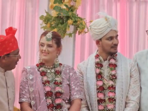 कपल्स ने मेहमानों का स्वागत किया।