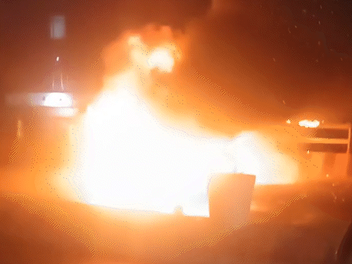 कार में आग की लपटें।