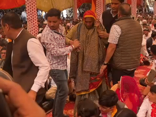 अनशनस्थल पर मंत्री केके बिश्नोई और जसवंत सिंह बिश्नोई की मौजूदगी में 2 अनशनकारियों की तबीयत बिगड़ गई। एक-एक कर दोनों बेहोश हो गए।