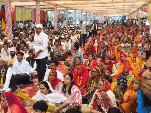 बीकानेर में चल रहे ‘खेजड़ी बचाओ’ आंदोलन में बड़ी संख्या में महिलाएं भी शामिल हो रही हैं। राजस्थान के अलावा कई अन्य राज्यों से पर्यावरण प्रेमी पहुंचे हैं।