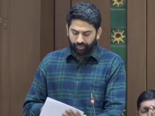 शाहपुरा (जयपुर) से कांग्रेस विधायक मनीष यादव ने सरकारी नौकरियों में आरक्षण से हो रही छेड़छाड़ को लेकर सरकार पर सवाल उठाए।