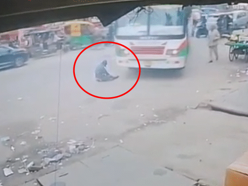 रोडवेज बस युवक को कुचल देती है। बस का अगला पहिया युवक के ऊपर से गुजर गया।