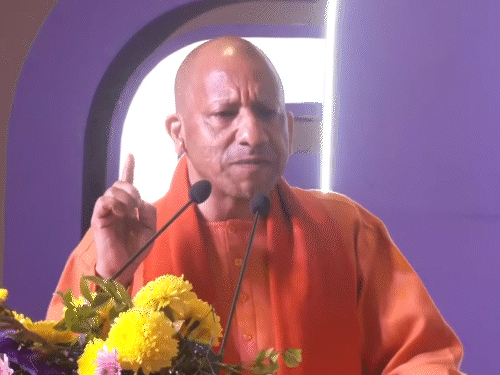 योगी ने अफसरों को निर्देश देते हुए कहा कि चाइनीज मांझे की बिक्री और इस्तेमाल कतई बर्दाश्त नहीं किया जाएगा।