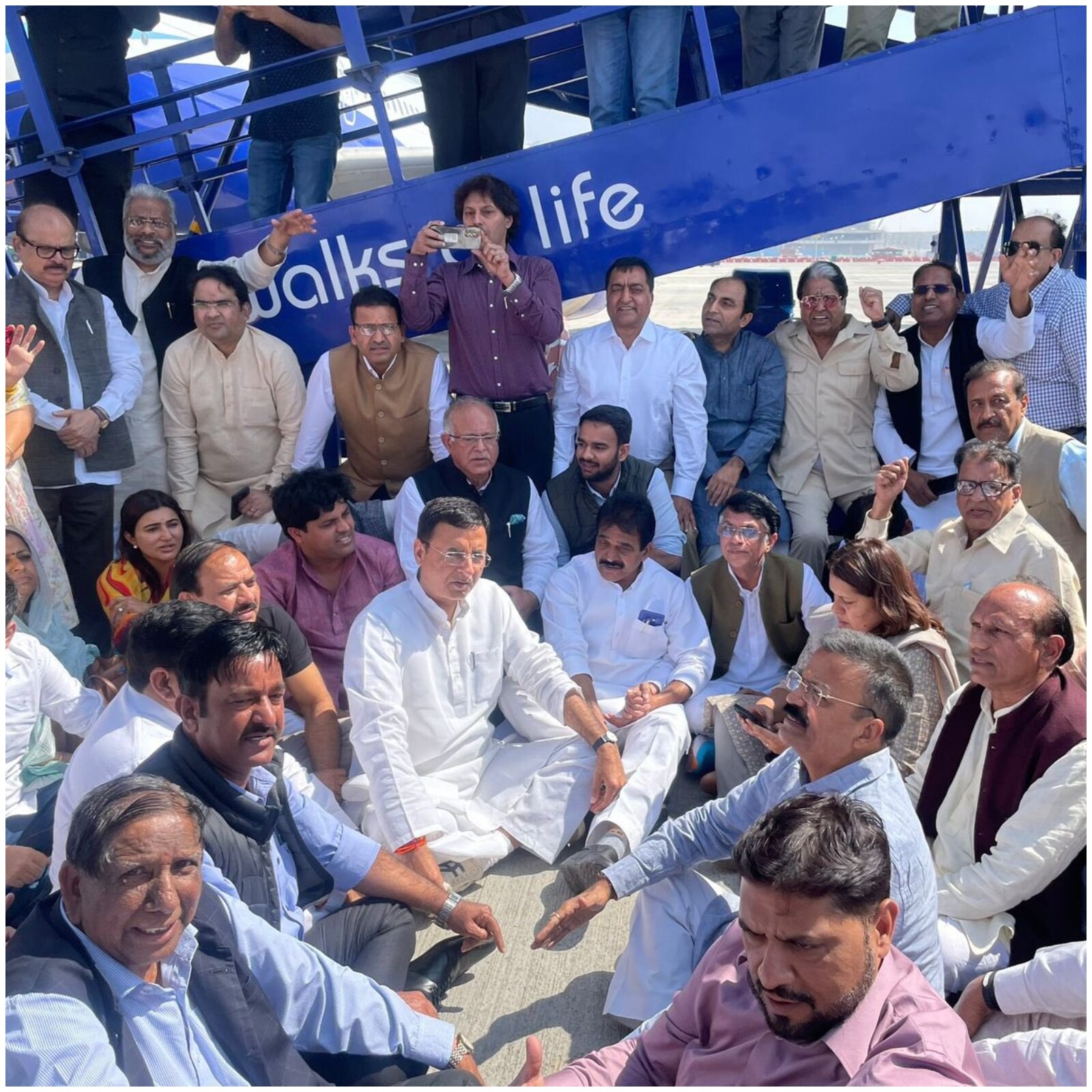 2023 में एयरपोर्ट पर पवन खेड़ा की गिरफ्तारी के बाद रणदीप सुरजेवाला सहित कई कांग्रेस नेताओं ने प्रदर्शन किया।