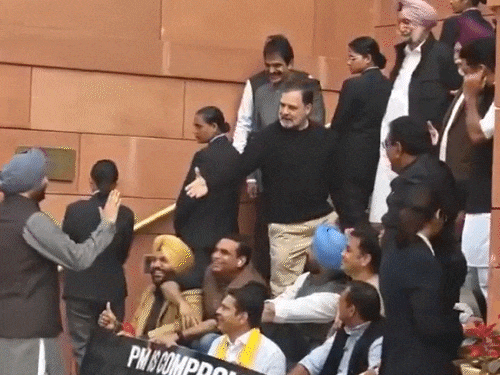 बुधवार को संसद मकर द्वार पर राहुल गांधी ने रवनीत बिट्‌टू को गद्दार दोस्त कहा था। जिसके बाद यह विवाद बढ़ गया।