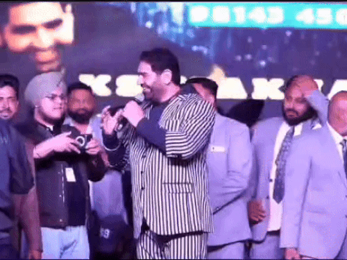 परफॉर्मेंस के दौरान एक फैन ने मोबाइल में मेड संधू की फोटो दिखाई।