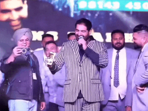 सिंगर केएस मक्खन भरे मंच से मेड संधू की फोटो दिखाकर मजाक उड़ाते रहे।