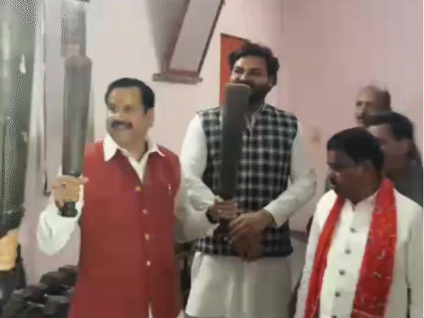 मंत्री गोविंद सिंह और भाजपा प्रदेश प्रभारी डॉ. महेंद्र सिंह मुगदर घुमाते नजर आए।