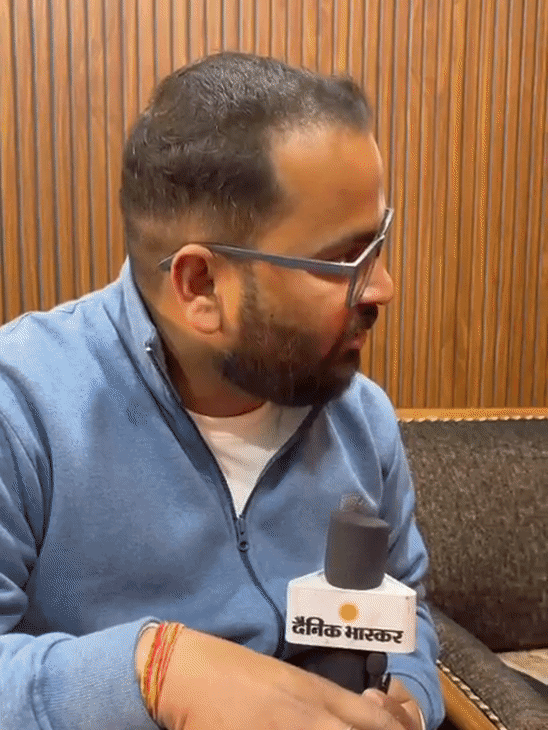 महंत रविंद्र पुरी से बातचीत करते भास्कर रिपोर्टर।