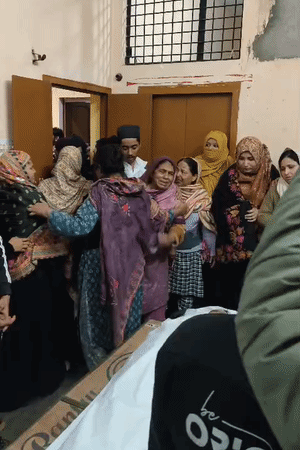 मां को आसपास की महिलाएं संभाल रही हैं। वह बार-बार इकलौते बेटे के शव से लिपट जा रही हैं।