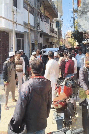 जनाजे में बड़ी संख्या परिजन और रिश्तेदार शामिल हुए।