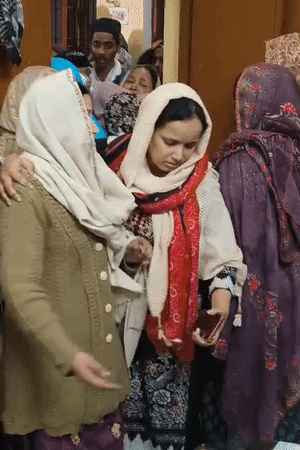 शोएब की बीवी फौजिया (सफेद शॉल में) को संभालतीं महिलाएं।