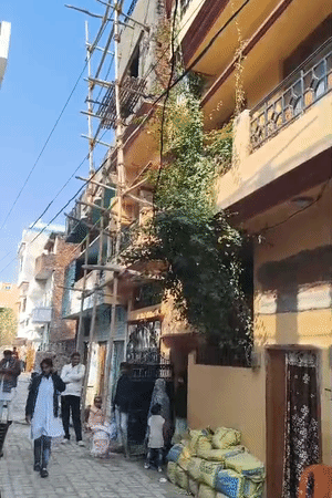 यही घर शोएब का है।