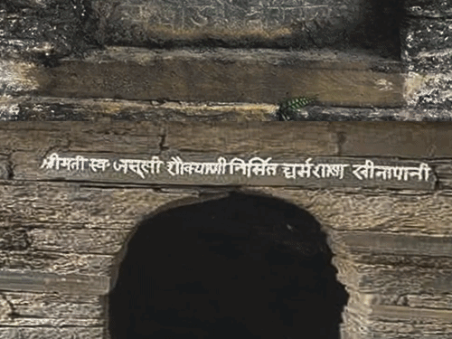 खंडहर में बदलती यात्रियों के ठहरने के लिए बनीं धर्मशालाएं।