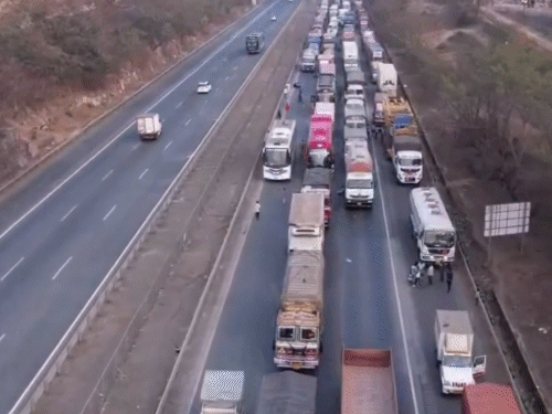 ड्रोन से ली गई तस्वीरों में लोग गाड़ियों से निकलकर सड़क पर बैठे दिखाई दिए।