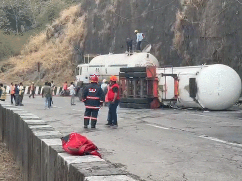 ये वही टैंकर है, जिसके पलटने के बाद मुंबई-पुणे रूट बंद करना पड़ा था।