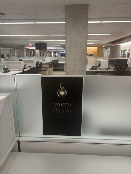 ईशान थरूर ने एक पोस्ट में खाली पड़े न्यूज रूम की तस्वीर साझा करते हुए छंटनी को बुरा दिन बताया।