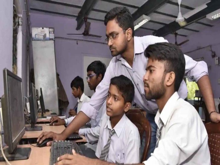 सरकारी स्कूल में कम्प्यूटर इंस्ट्रक्टर बच्चों को पढ़ा रहे। (फाइल फोटो)