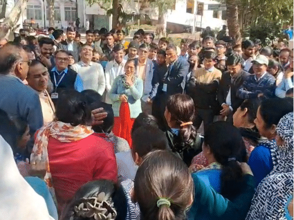 सीकर के SK हॉस्पिटल में कार पार्किंग को लेकर डॉक्टर और नर्सिंग ऑफिसर के बीच हुआ विवाद थमने का नाम ही नहीं ले रहा है।