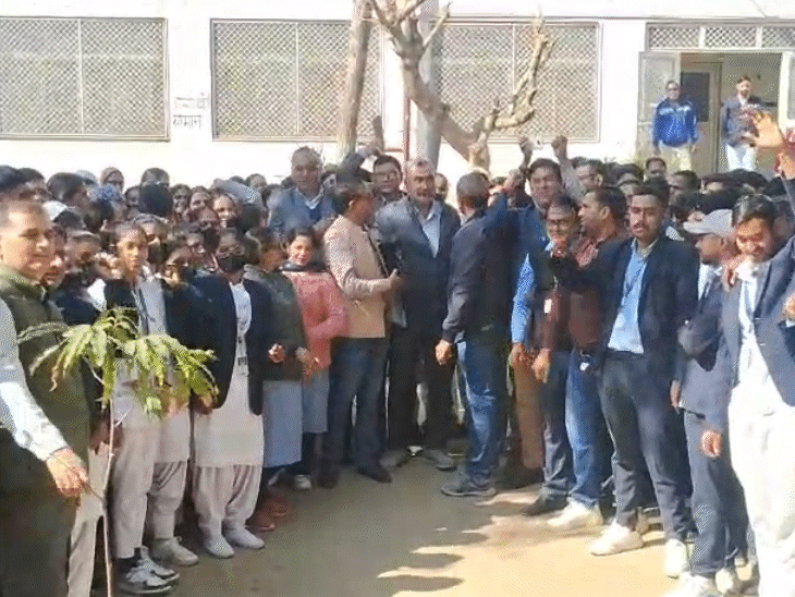 गुरुवार को नर्सिंगकर्मियों ने हॉस्पिटल सुपरिटेंडेंट के ऑफिस के सामने मीटिंग कर डॉ. संजय के खिलाफ उचित कार्रवाई की मांग की और ज्ञापन सौंपा।