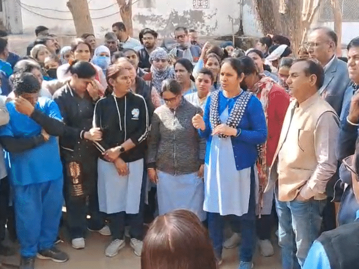 महिला नर्सिंग ऑफिसर सुमन देवी ने बताया कि बुधवार को कैंसर डे का आयोजन था। इसी दौरान डॉ. संजय कार लेकर आए और कैंसर यूनिट के सामने कार खड़ी की कर दी। उन्होंने कार हटाने के लिए कहा तो डॉक्टर ने गाली गलौज करते हुए अभद्र व्यवहार किया ।