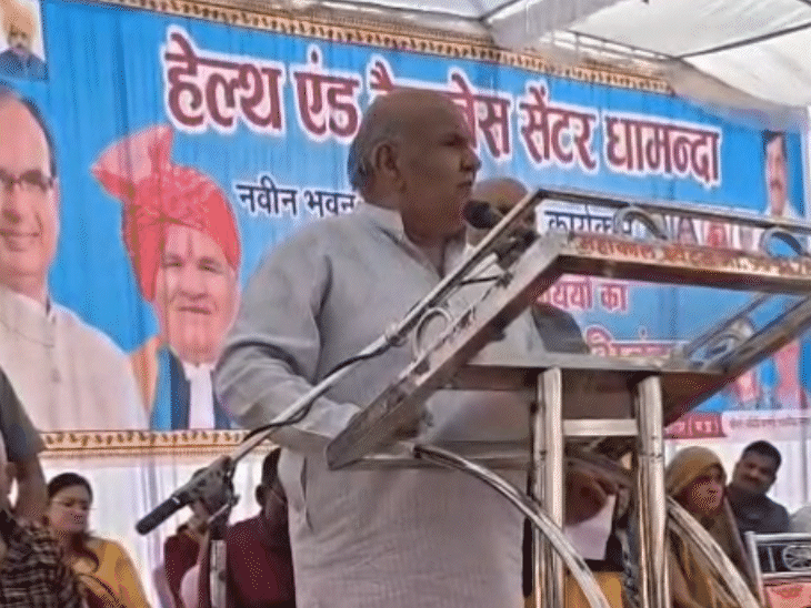 सीहोर में जनता को संबोधित करते हुए मंत्री करण सिंह वर्मा।