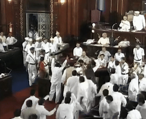 उत्तर प्रदेश विधानसभा में हुए हंगामे के दौरान विधायकों ने अपनी सीट पर लगे माइक फेंके। कई विधायक घायल भी हुए।