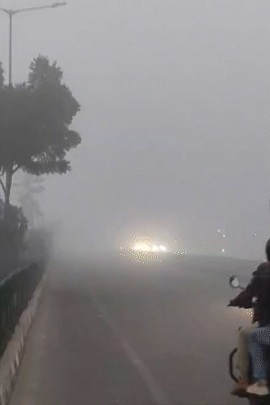 लखनऊ में सुबह-सुबह घना कोहरा छाया रहा। बर्फीली हवाओं ने ठंड बढ़ा दी।