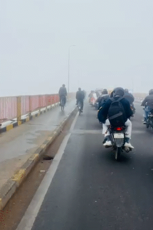 प्रयागराज में भी कोहरे ने लोगों की परेशानी बढ़ा दी। सड़कों पर लोग गर्म कपड़ों में लिपटे नजर आए।