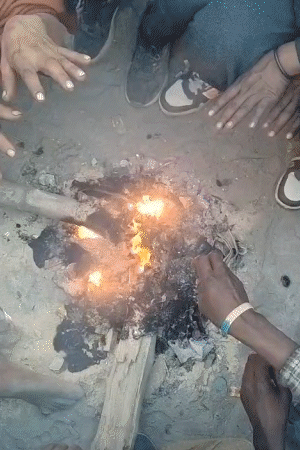 गोरखपुर में कड़ाके की सर्दी का प्रकोप जारी है। लोग अलाव तापकर राहत महसूस कर रहे।