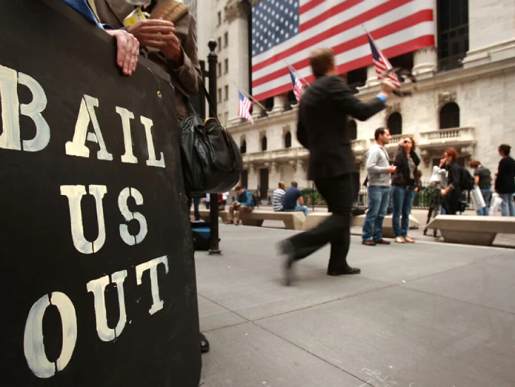 2008 के संकट के दौरान लोग सड़कों पर उतरे थे। कई बड़े बैंक डूब गए थे।