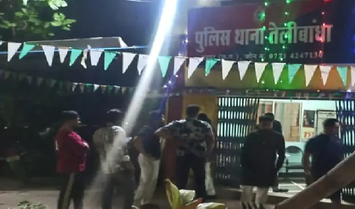 तेलीबांधा पुलिस आरोपी को गिरफ्तार करे आगे की कार्रवाई कर रही है।