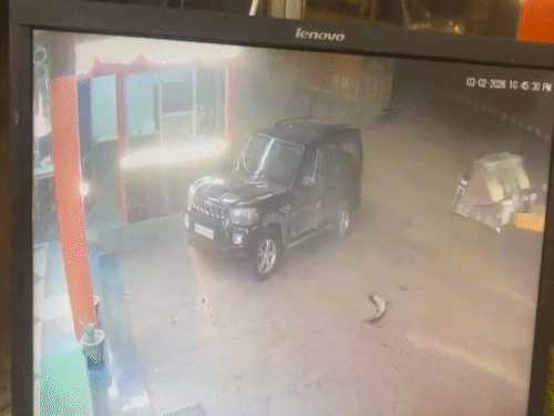 आरोपियों ने होटल के बाहर खड़ी स्कॉर्पियो कार को जेसीबी से पलट दिया।