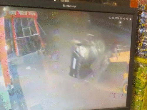 आरोपियों ने होटल पर हमला करते हुए सबसे पहले होटल के बाहर खड़ी स्कॉर्पियो कार को टक्कर मारी।